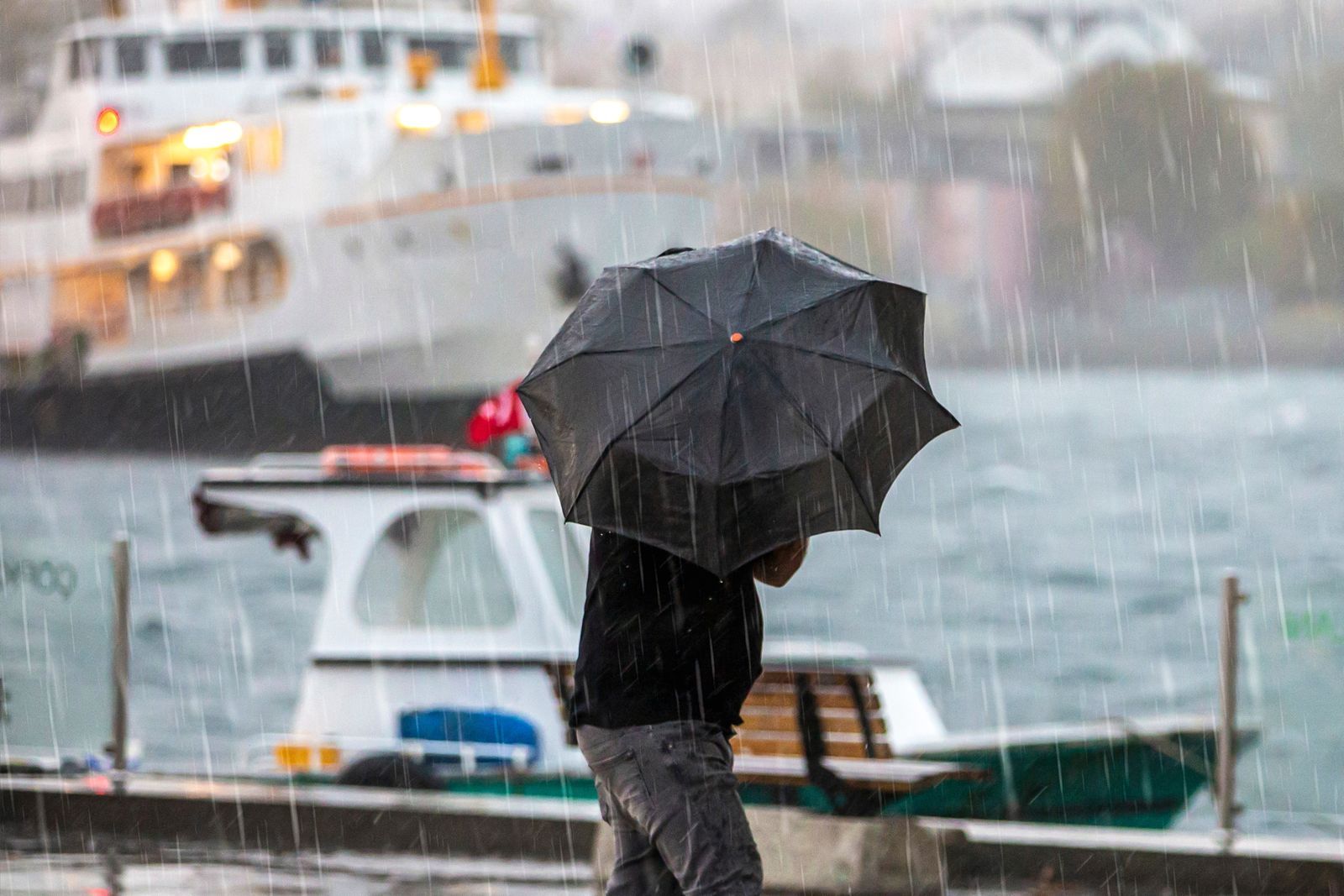 İstanbul ve Batı Kesimleri Balkanlardan Gelen Serin Hava ile Tanışıyor: Sıcaklıklar 6-8 Derece Düşecek, Rüzgâr Fırtına Şeklinde Esecek