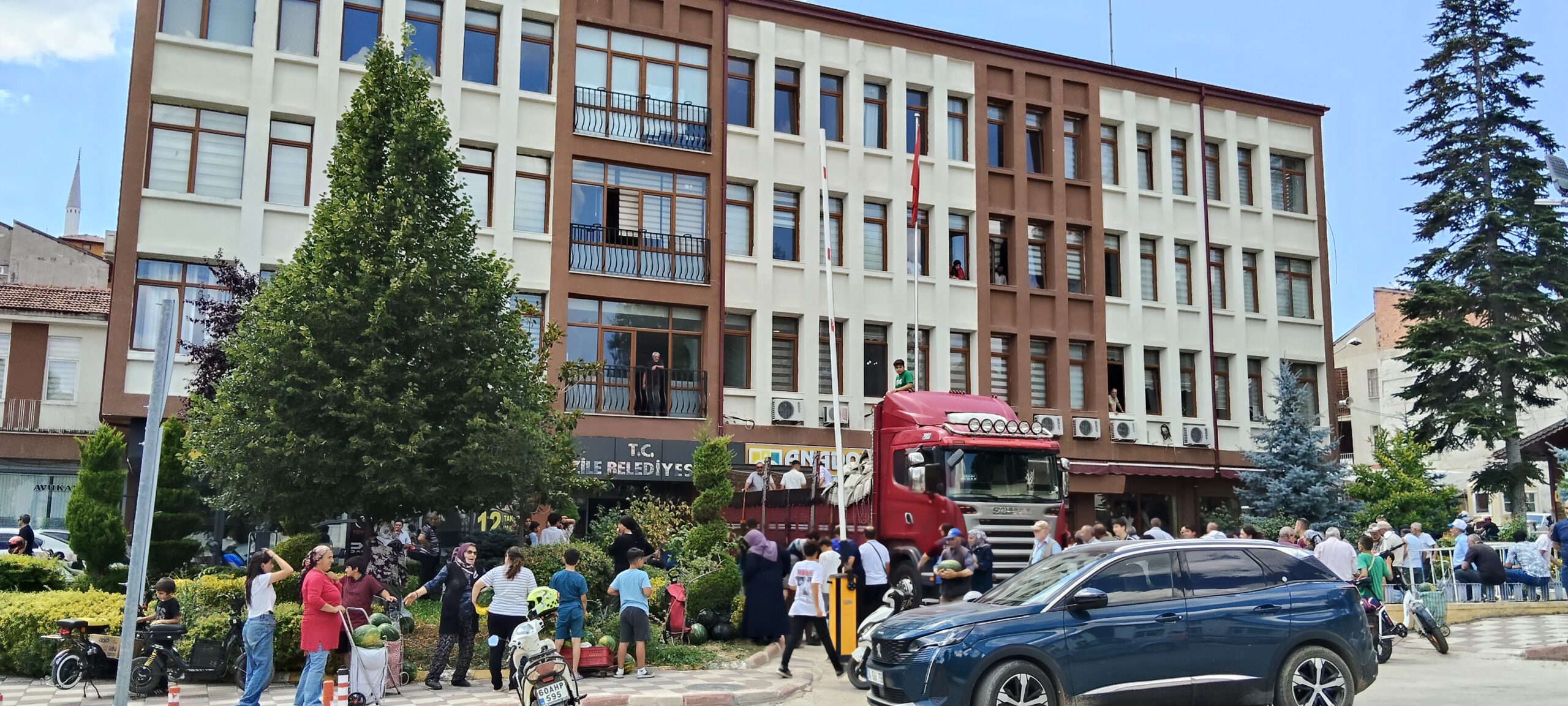 Zile'de Bedava Karpuz Dağıtımında İzdiham: Bazı Vatandaşlar Defalarca Sıraya Girdi